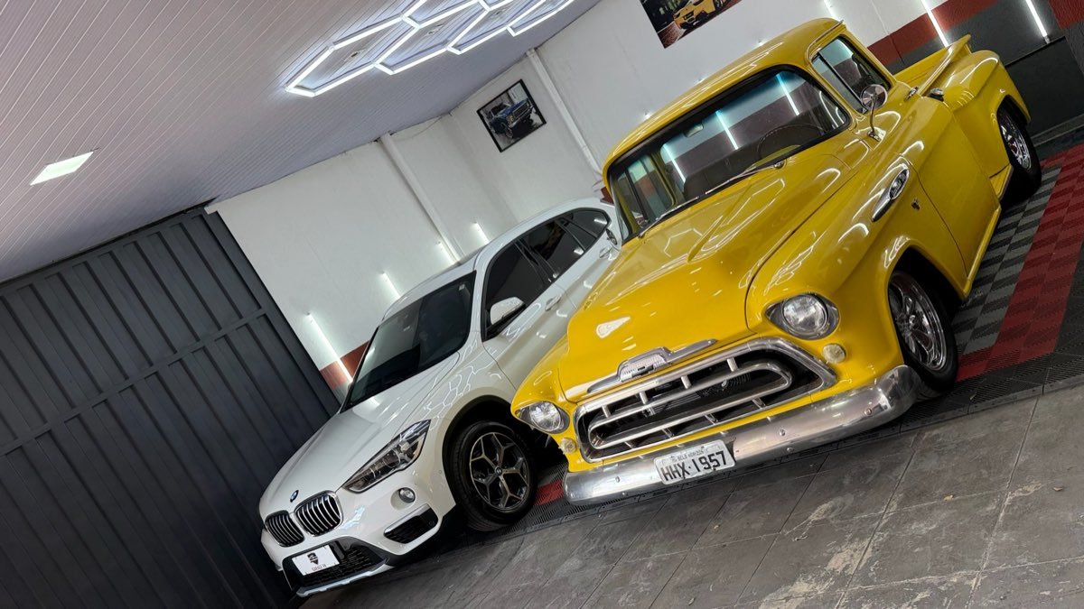 BMW branco e picape clássica amarela restaurada na Garage FK