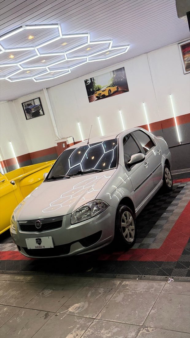 Sedã prata polido no estúdio da Garage FK