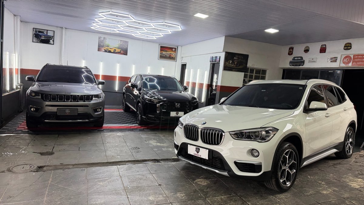 SUVs recém-lavados na cabine da Garage FK