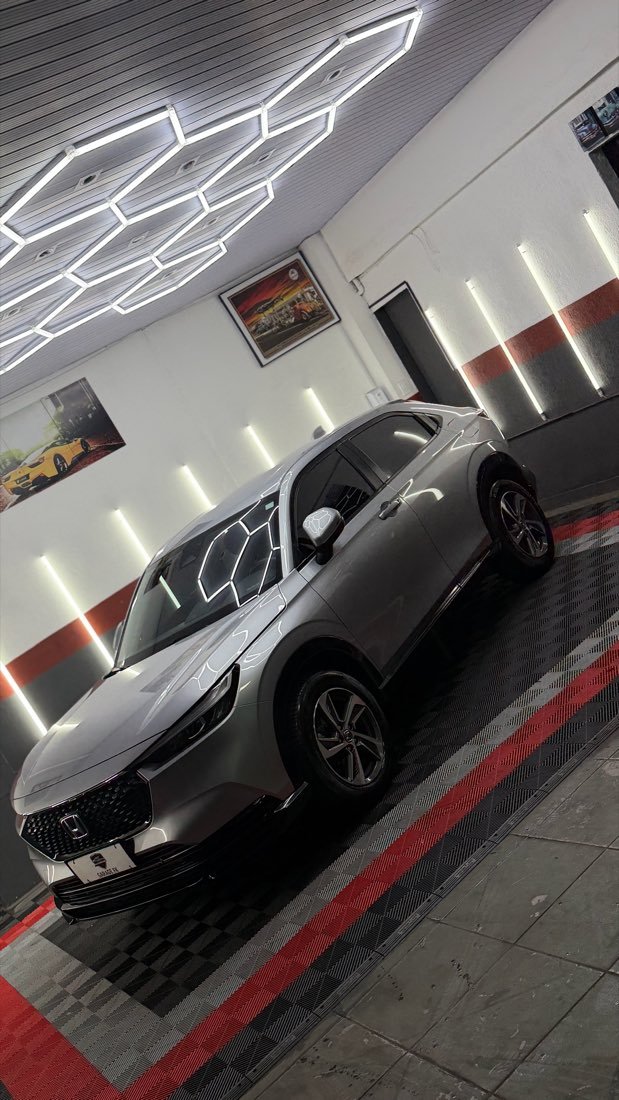 SUV prata sob a iluminação da cabine