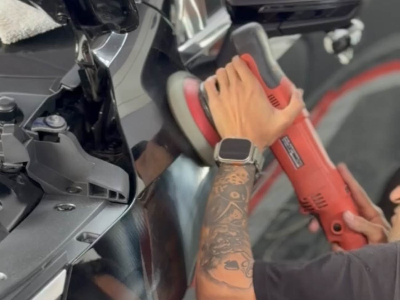 Polimento técnico sendo aplicado na lataria de um carro na Garage FK